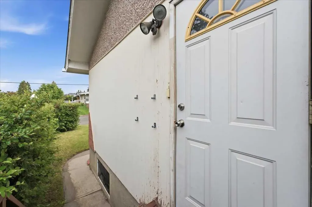 4408 8 Avenue SW Calgary AB T3C 0G7