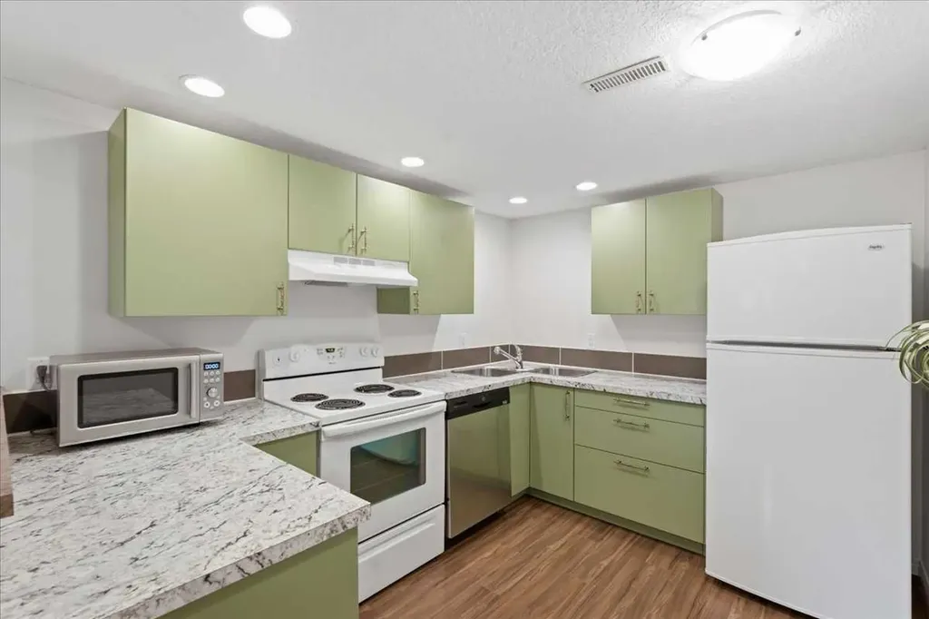 4408 8 Avenue SW Calgary AB T3C 0G7