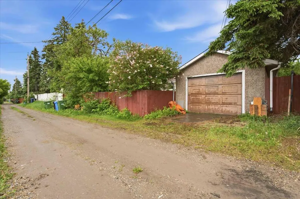 4408 8 Avenue SW Calgary AB T3C 0G7
