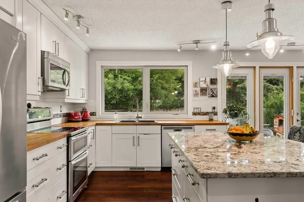 3216 Oakwood Drive SW Calgary AB T2V 0J9