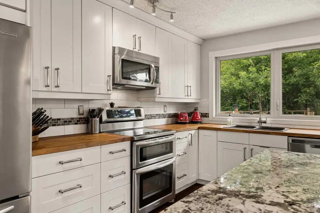 3216 Oakwood Drive SW Calgary AB T2V 0J9