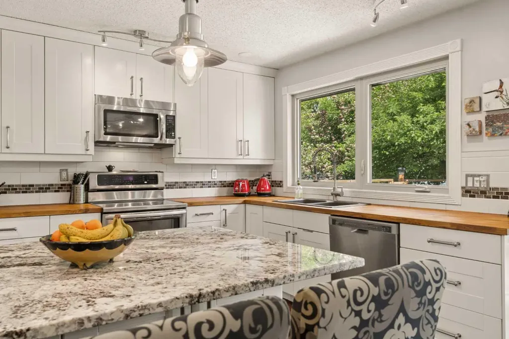 3216 Oakwood Drive SW Calgary AB T2V 0J9