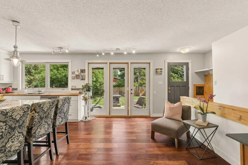 3216 Oakwood Drive SW Calgary AB T2V 0J9
