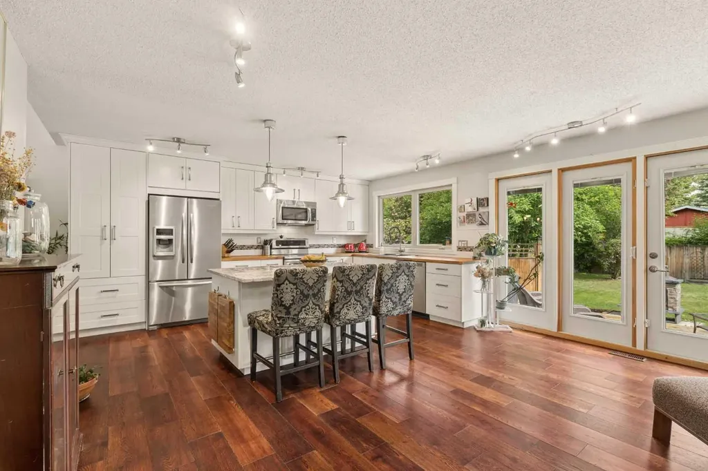 3216 Oakwood Drive SW Calgary AB T2V 0J9