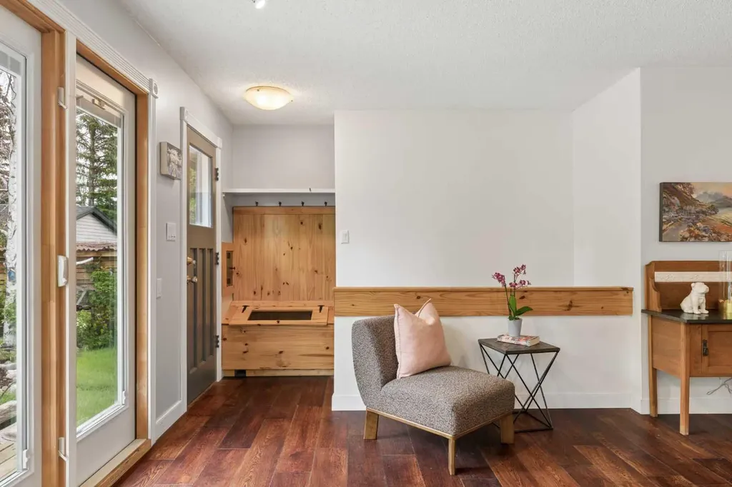 3216 Oakwood Drive SW Calgary AB T2V 0J9