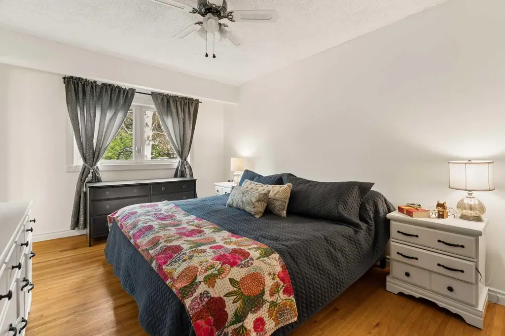 3216 Oakwood Drive SW Calgary AB T2V 0J9