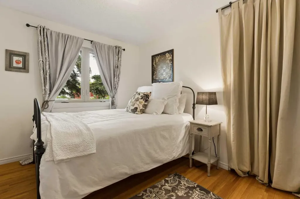 3216 Oakwood Drive SW Calgary AB T2V 0J9