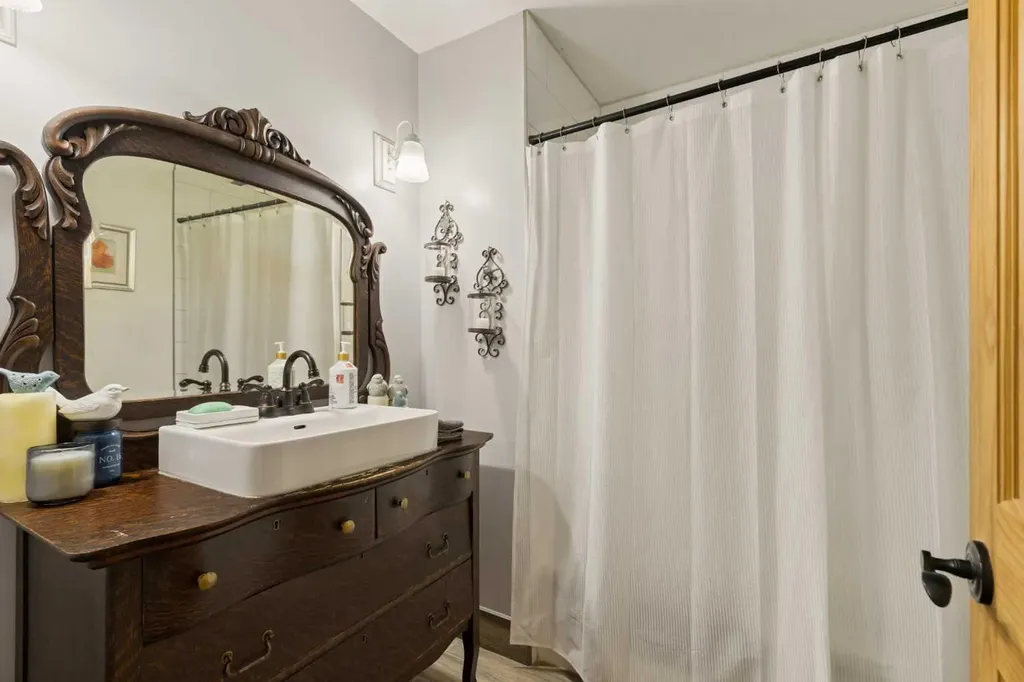 3216 Oakwood Drive SW Calgary AB T2V 0J9