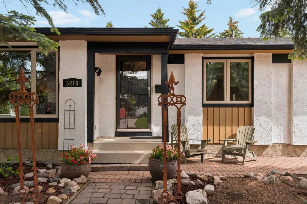 3216 Oakwood Drive SW Calgary AB T2V 0J9
