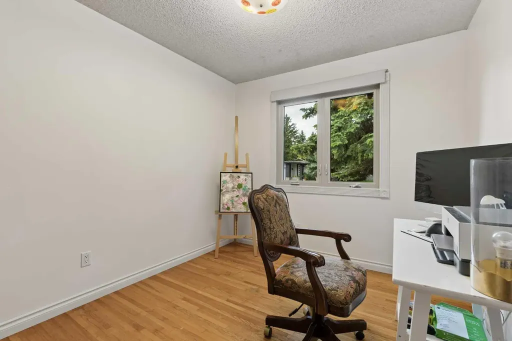 3216 Oakwood Drive SW Calgary AB T2V 0J9