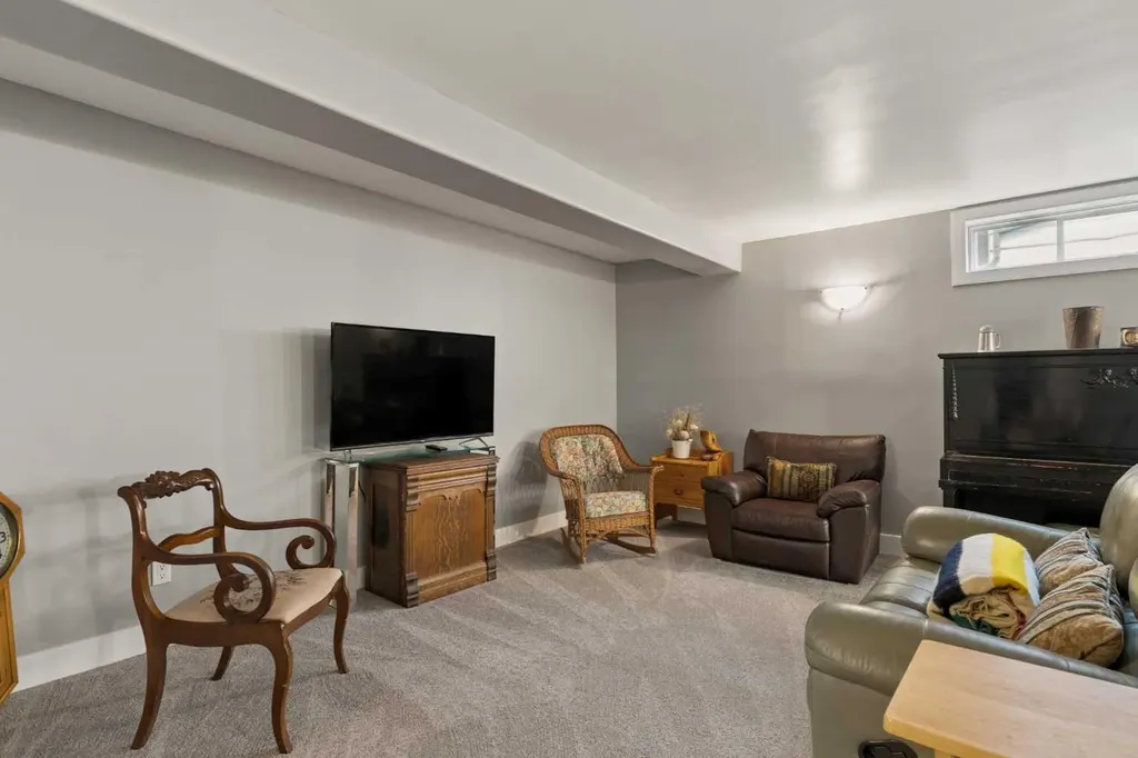3216 Oakwood Drive SW Calgary AB T2V 0J9
