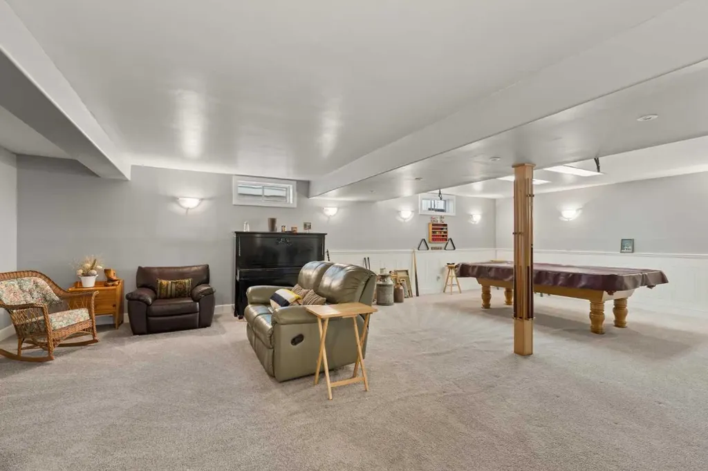 3216 Oakwood Drive SW Calgary AB T2V 0J9