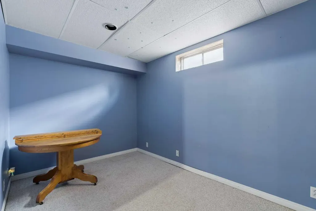 3216 Oakwood Drive SW Calgary AB T2V 0J9