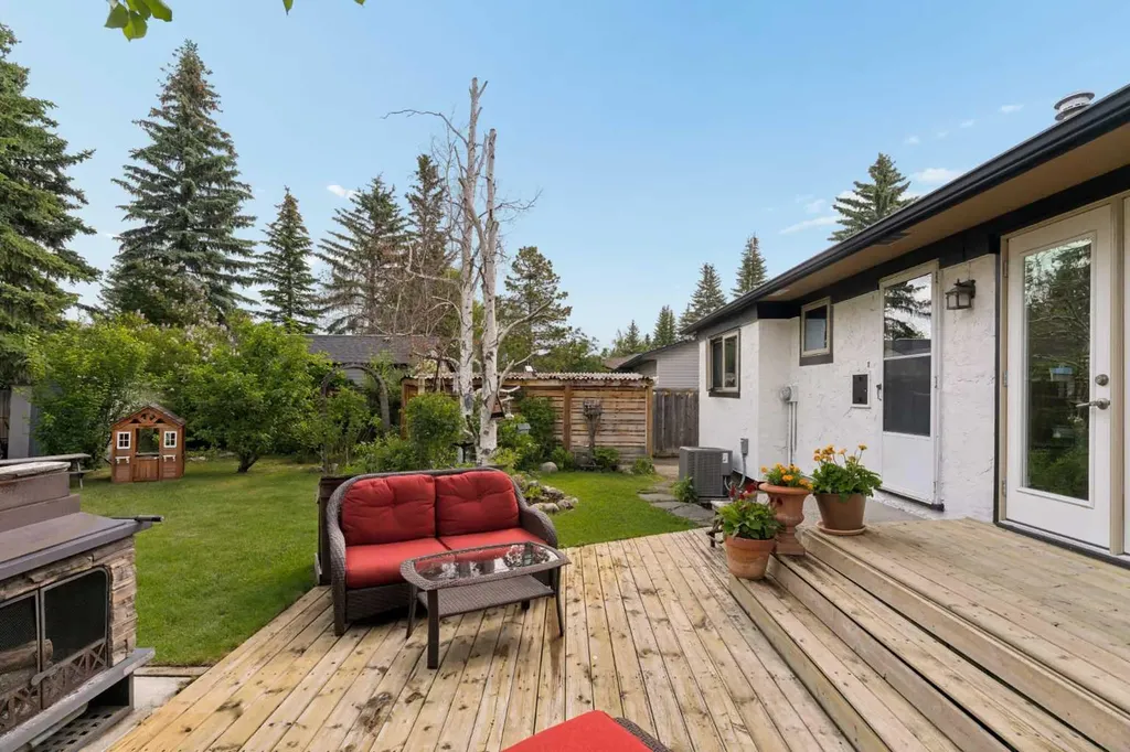 3216 Oakwood Drive SW Calgary AB T2V 0J9