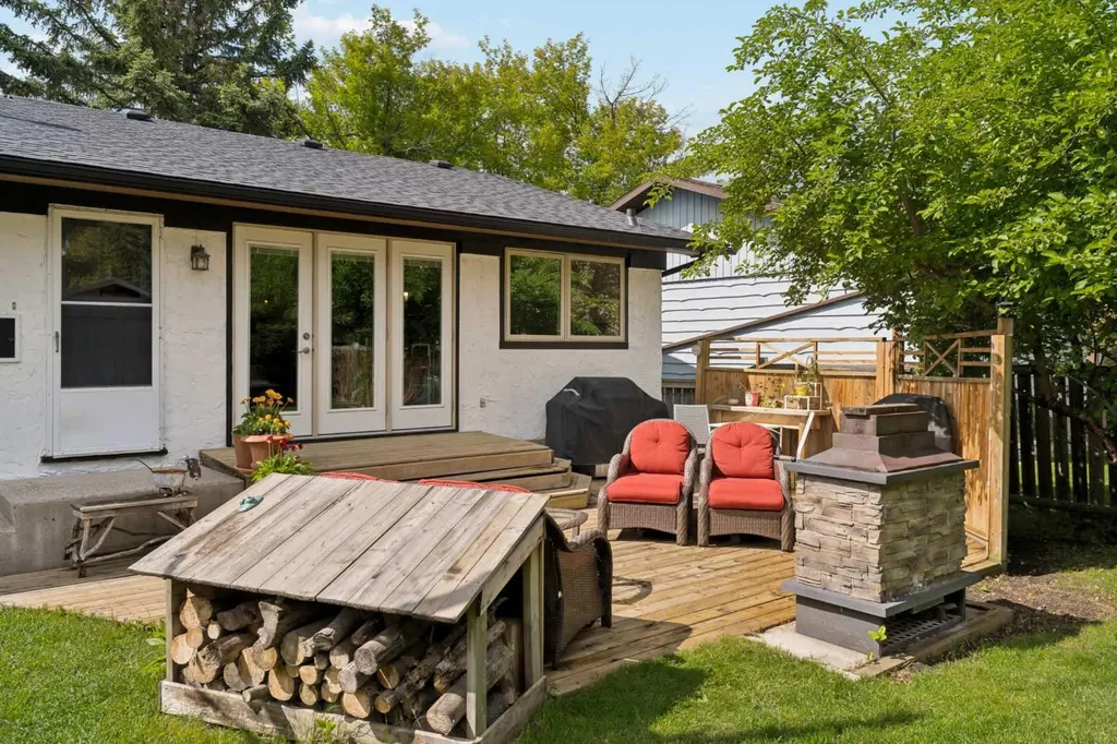 3216 Oakwood Drive SW Calgary AB T2V 0J9