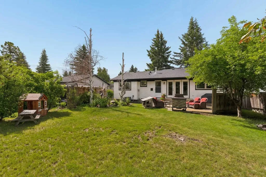 3216 Oakwood Drive SW Calgary AB T2V 0J9