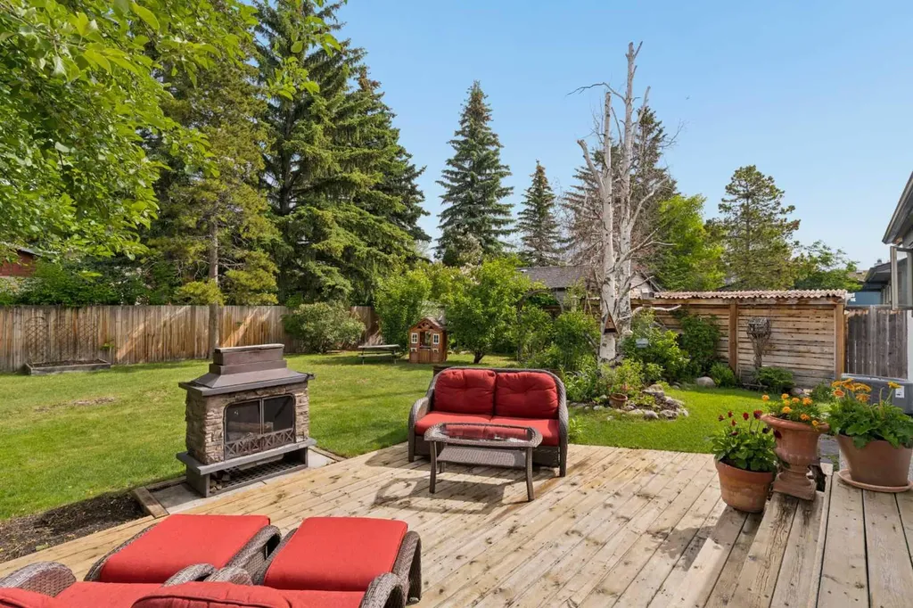 3216 Oakwood Drive SW Calgary AB T2V 0J9