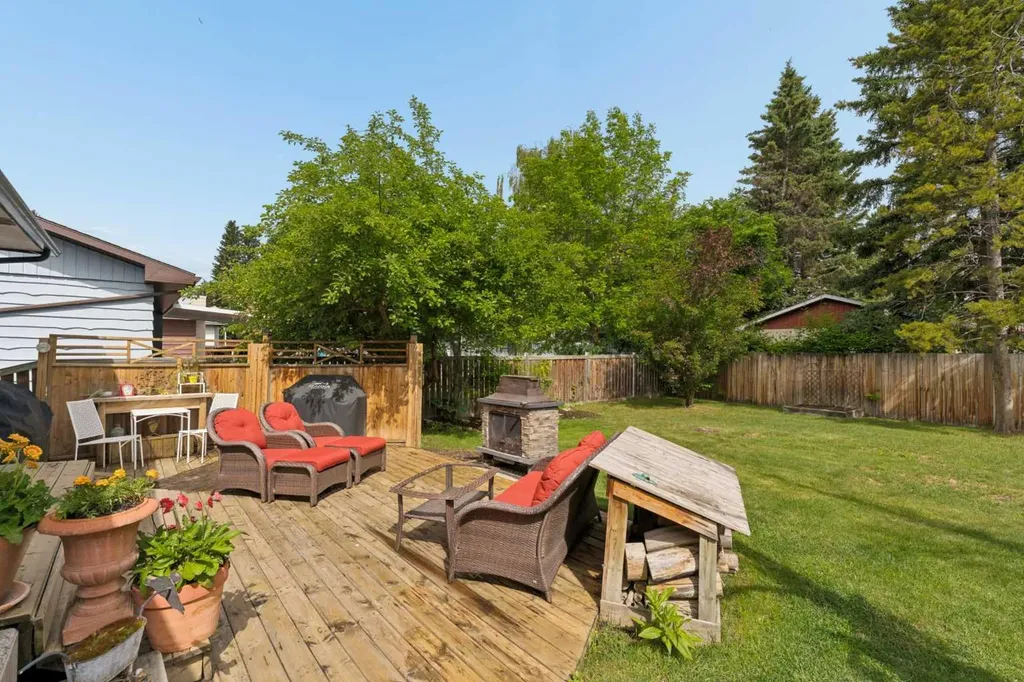 3216 Oakwood Drive SW Calgary AB T2V 0J9