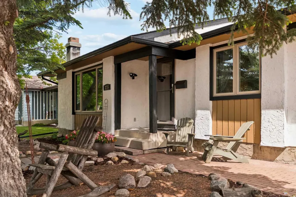 3216 Oakwood Drive SW Calgary AB T2V 0J9
