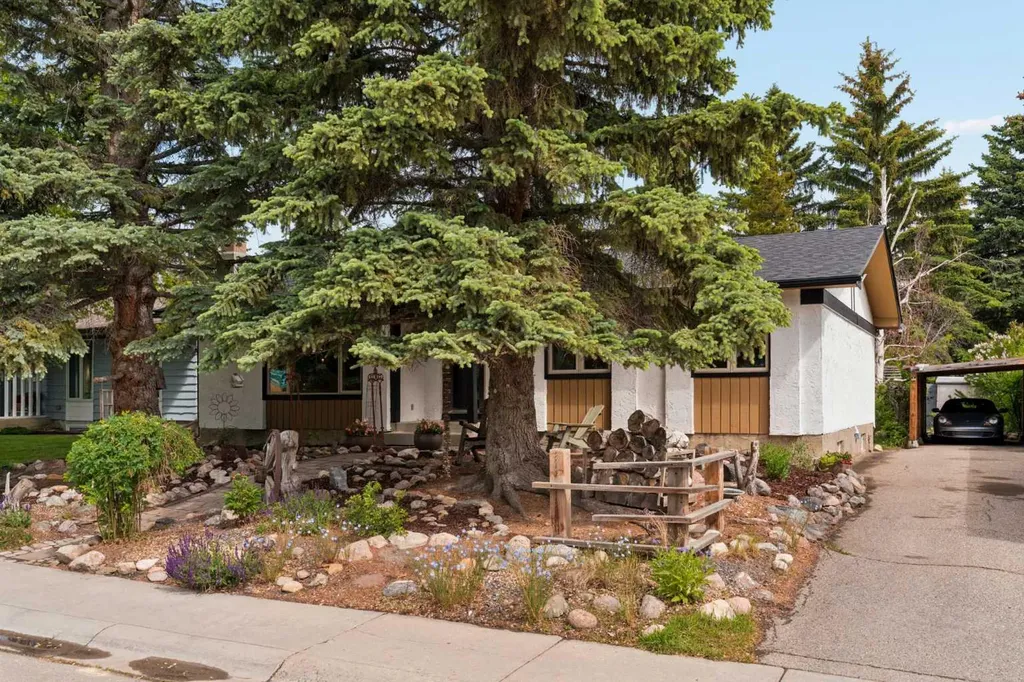 3216 Oakwood Drive SW Calgary AB T2V 0J9