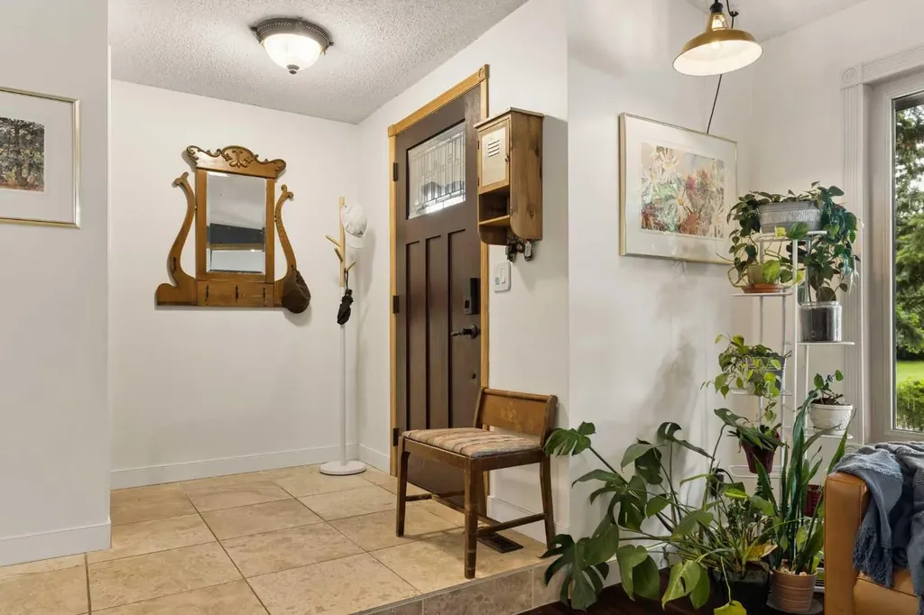 3216 Oakwood Drive SW Calgary AB T2V 0J9