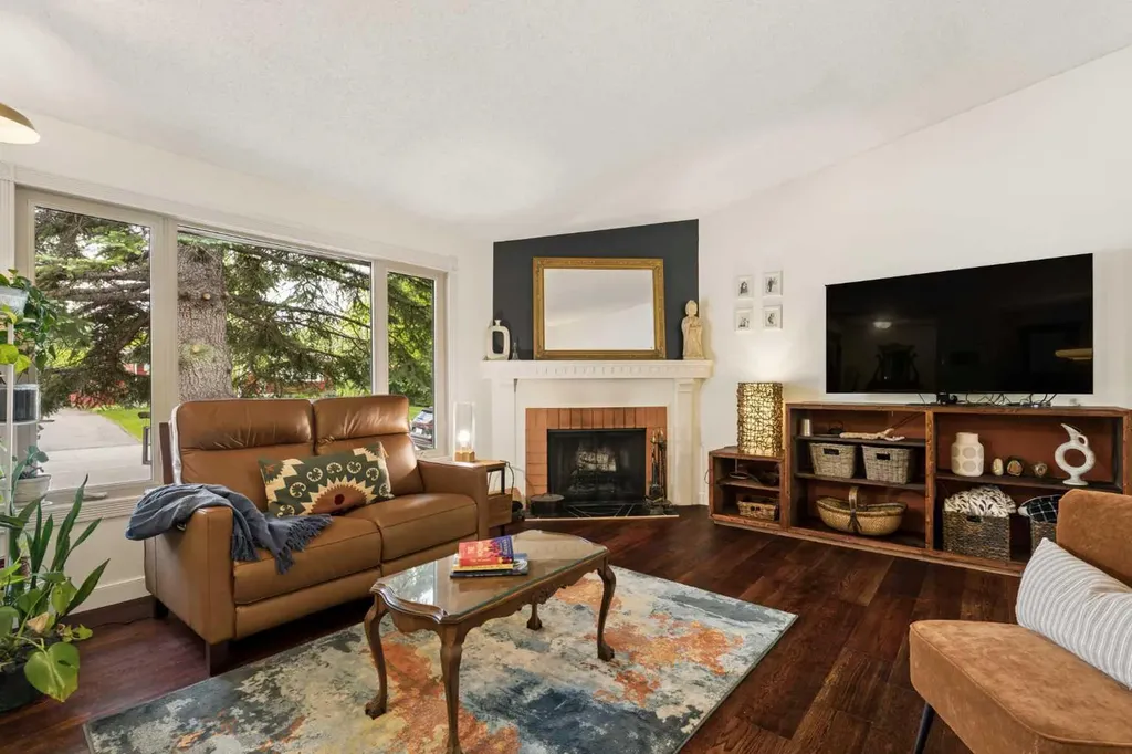 3216 Oakwood Drive SW Calgary AB T2V 0J9