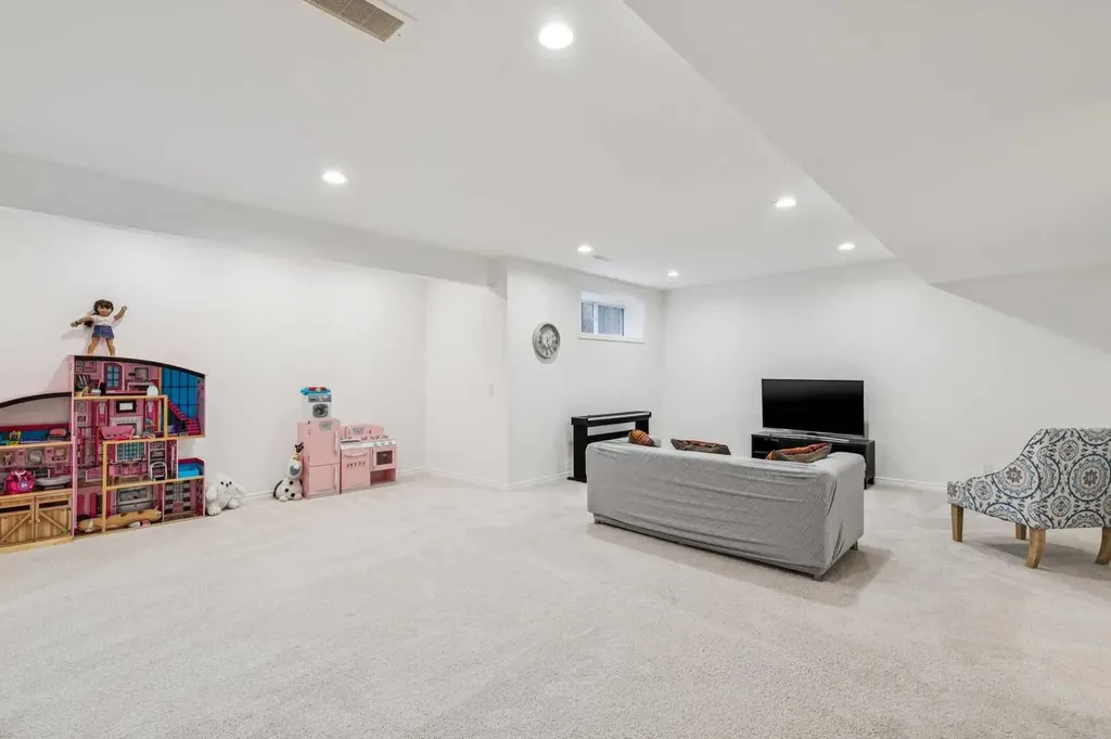 52 Tremblant Way SW Calgary AB T3H 0C4