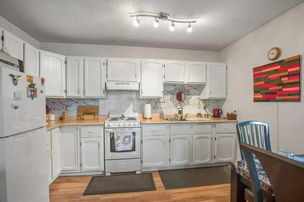 4639 48 Street Sylvan Lake AB T4S 1L4