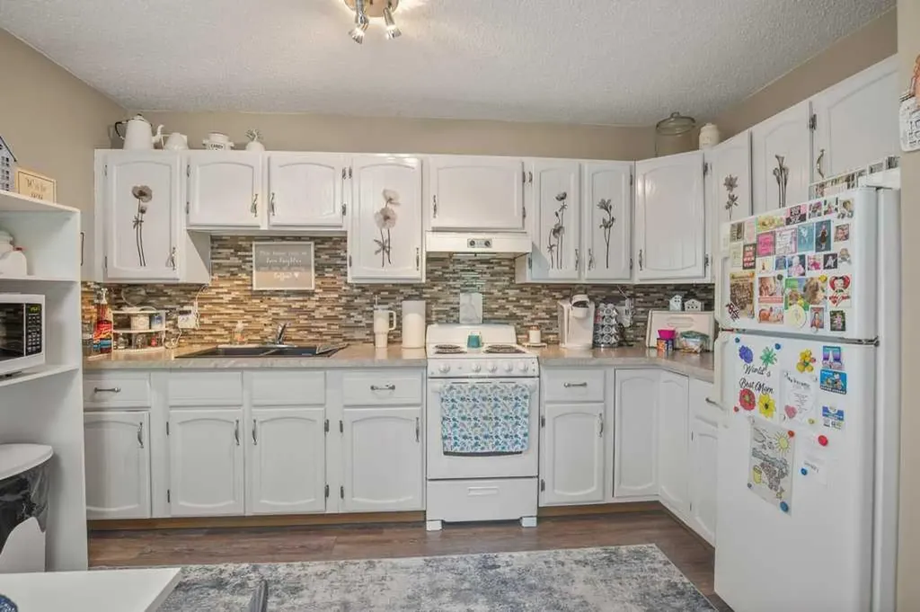4639 48 Street Sylvan Lake AB T4S 1L4