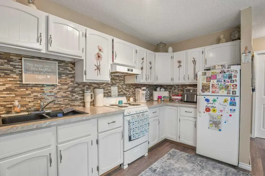 4639 48 Street Sylvan Lake AB T4S 1L4