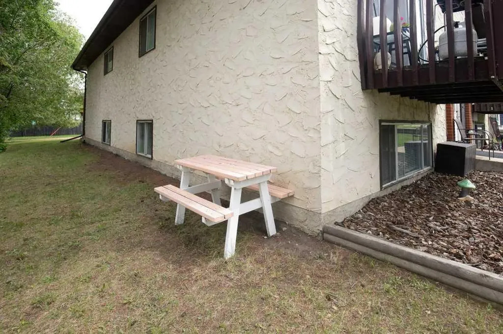 4639 48 Street Sylvan Lake AB T4S 1L4