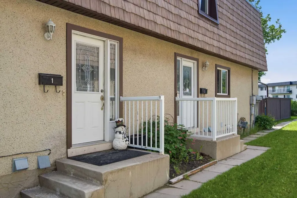 6813 Centre Street NW Calgary AB T2K 3K3