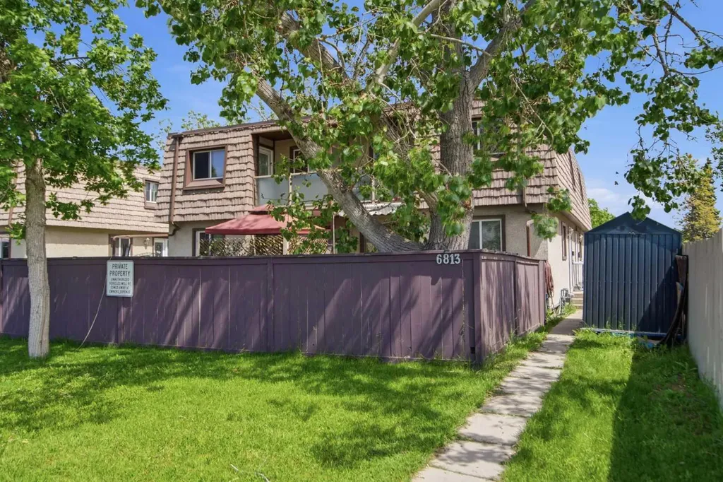 6813 Centre Street NW Calgary AB T2K 3K3