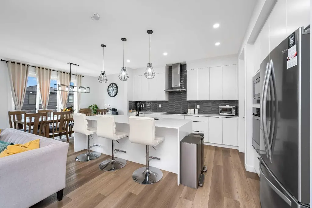 346 Edith Road NW Calgary AB T3R1Y9