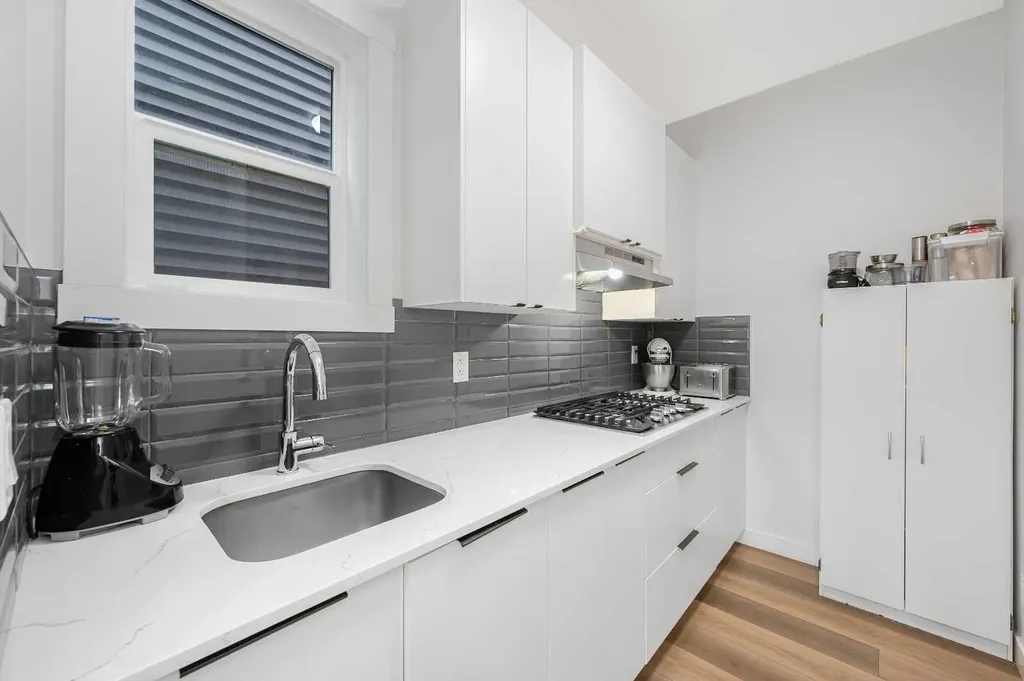 346 Edith Road NW Calgary AB T3R1Y9