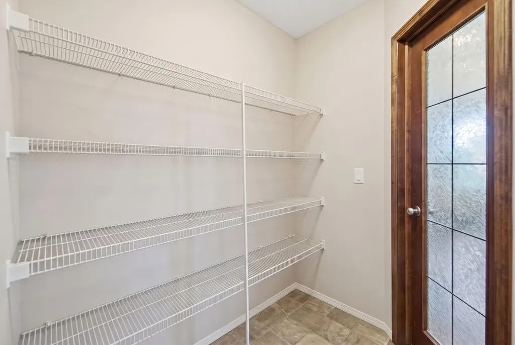 107 Everoak Green SW Calgary AB T2Y 0J6
