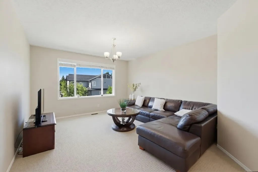 107 Everoak Green SW Calgary AB T2Y 0J6