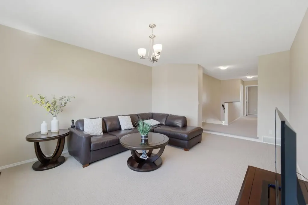 107 Everoak Green SW Calgary AB T2Y 0J6