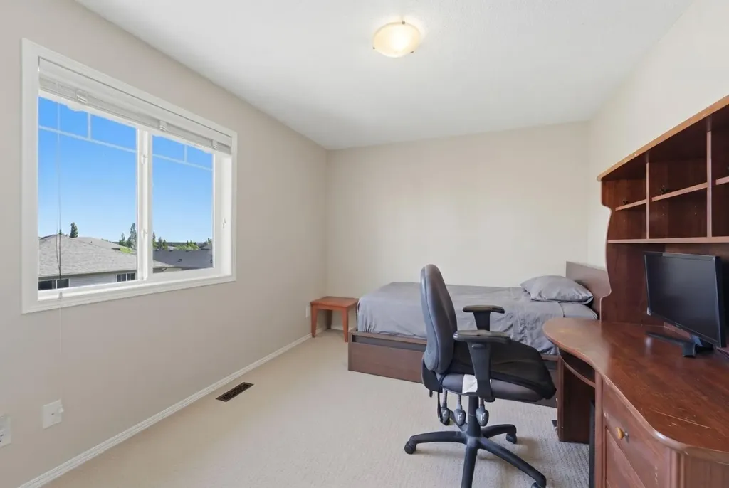 107 Everoak Green SW Calgary AB T2Y 0J6