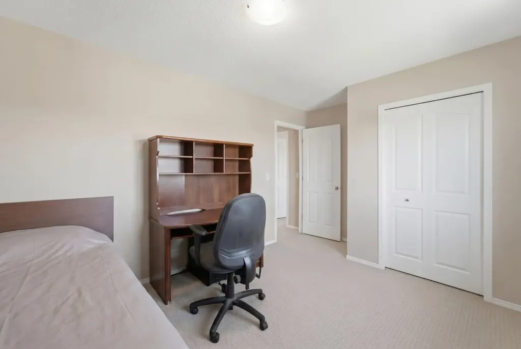 107 Everoak Green SW Calgary AB T2Y 0J6