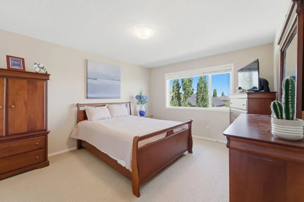 107 Everoak Green SW Calgary AB T2Y 0J6