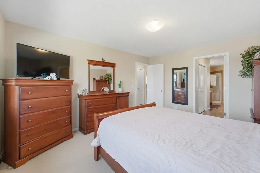 107 Everoak Green SW Calgary AB T2Y 0J6