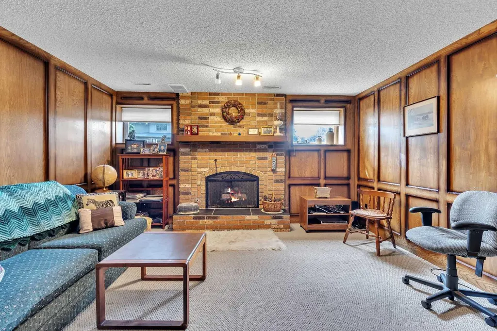 4115 Edgemont Hill NW Calgary AB T3A 2L3