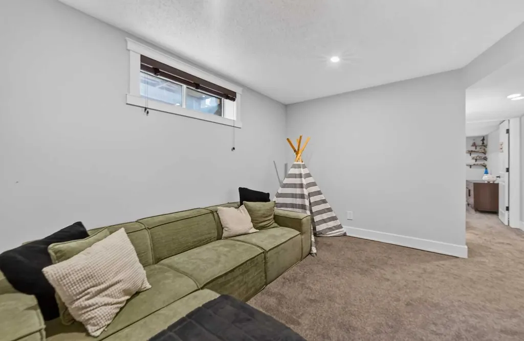 82 Douglasview Circle SE Calgary AB T2Z 2P5