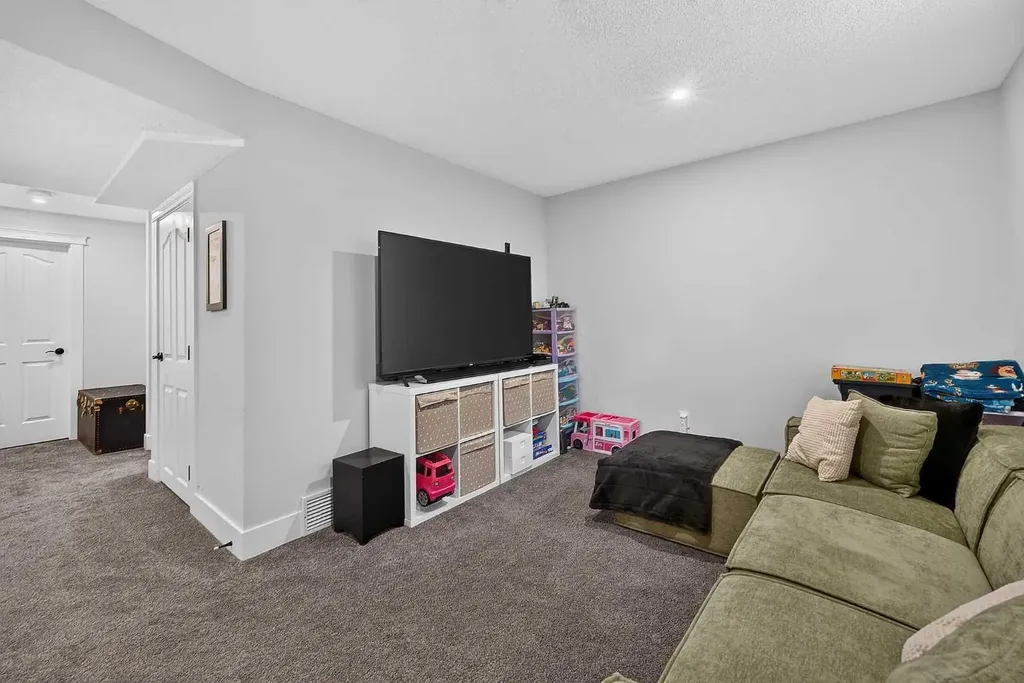 82 Douglasview Circle SE Calgary AB T2Z 2P5