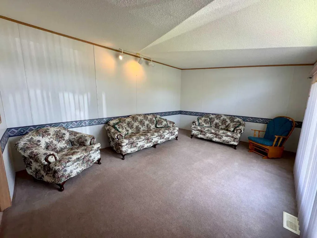 5014 45 Avenue Vermilion AB T9X 1Y4