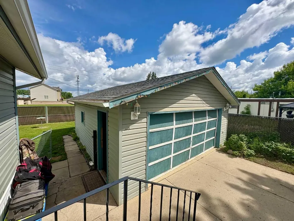 5014 45 Avenue Vermilion AB T9X 1Y4