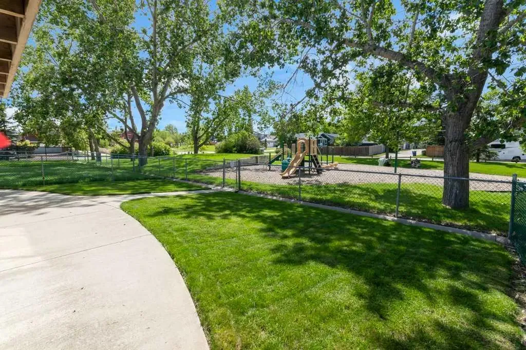 9 Tanner Close SE Airdrie AB T4A 2E8