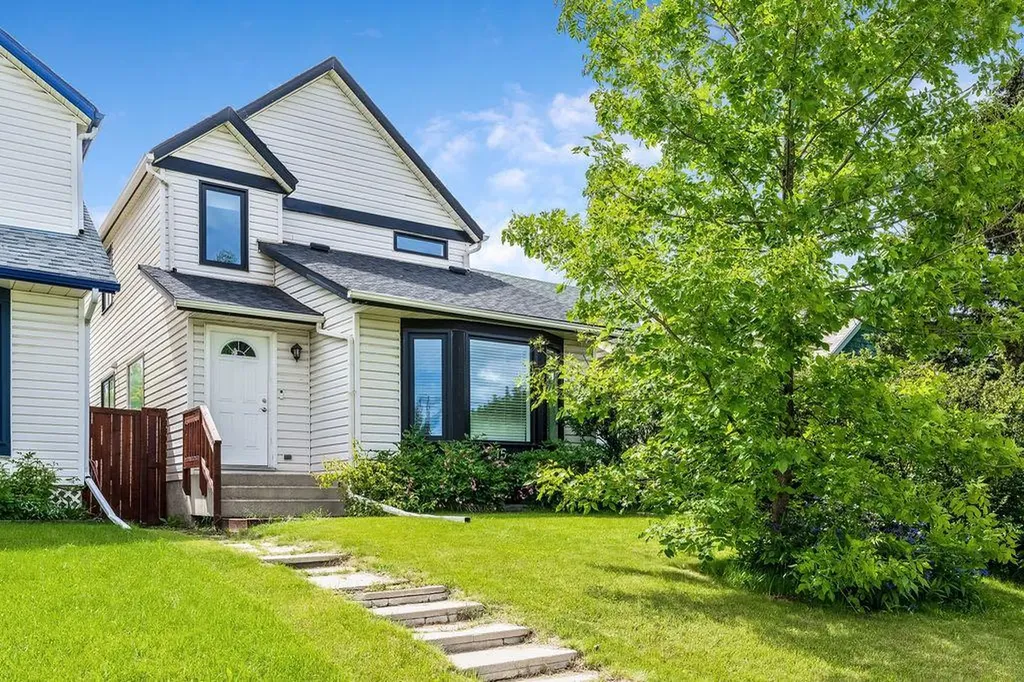 15 Woodmont Green SW Calgary AB T2W 4Z3