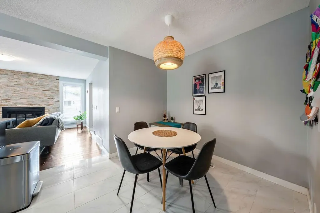 15 Woodmont Green SW Calgary AB T2W 4Z3